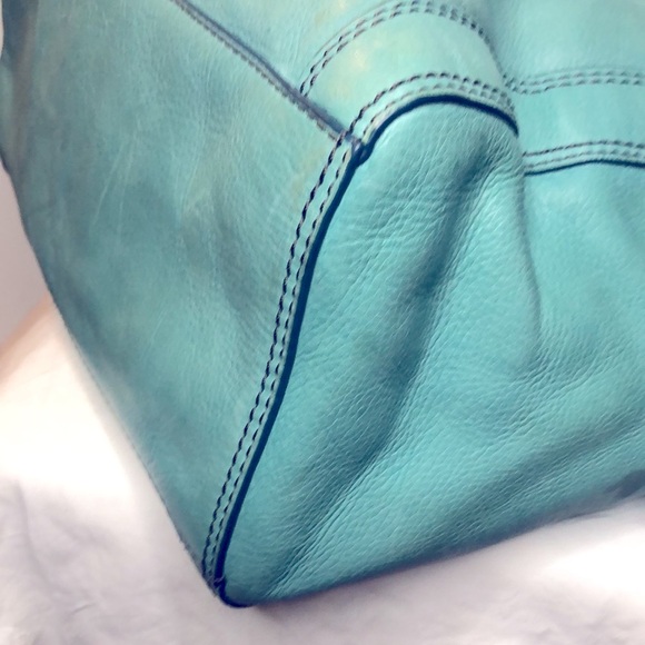 FOSSIL sea foam genuine leather bag. Silver hardware. 3 compartments inside. - Picture 14 of 17